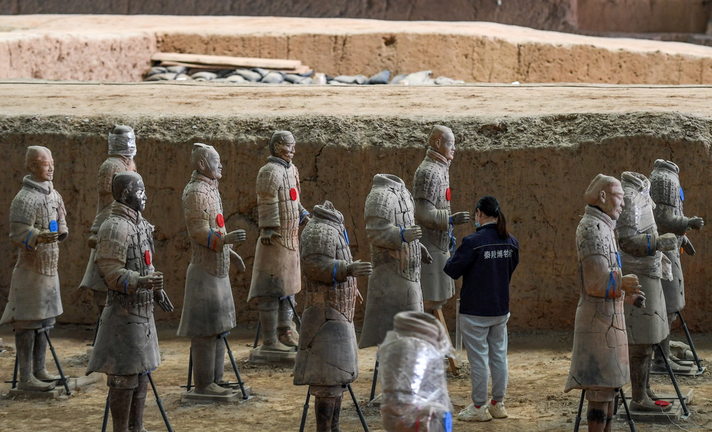 工作人員在秦兵馬俑一號坑遺址進行秦俑修復（4月26日攝）。新華社發（鄒競一 攝）
