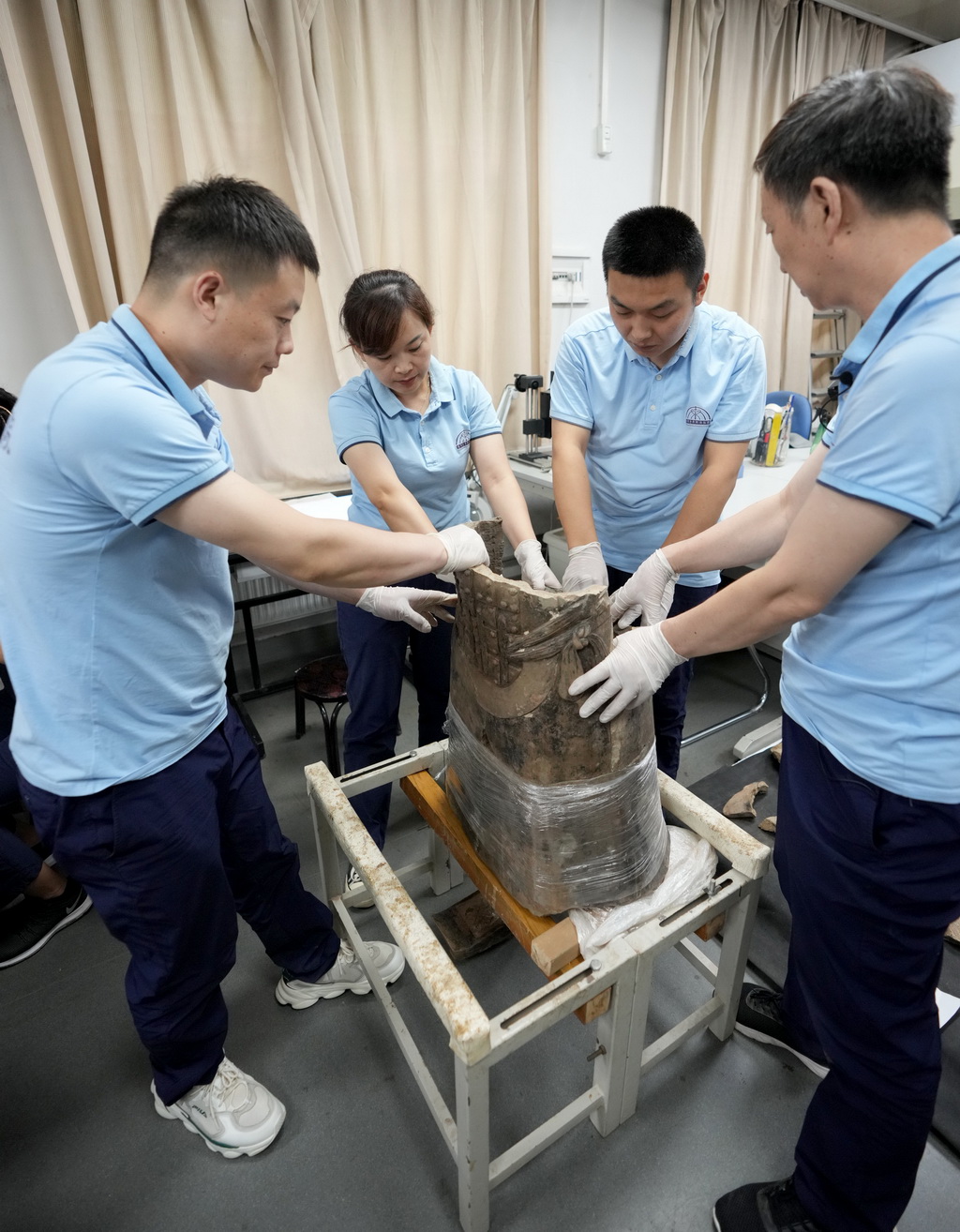 技術人員在拼接秦俑軀干殘片（8月23日攝）。新華社記者 王毓國 攝