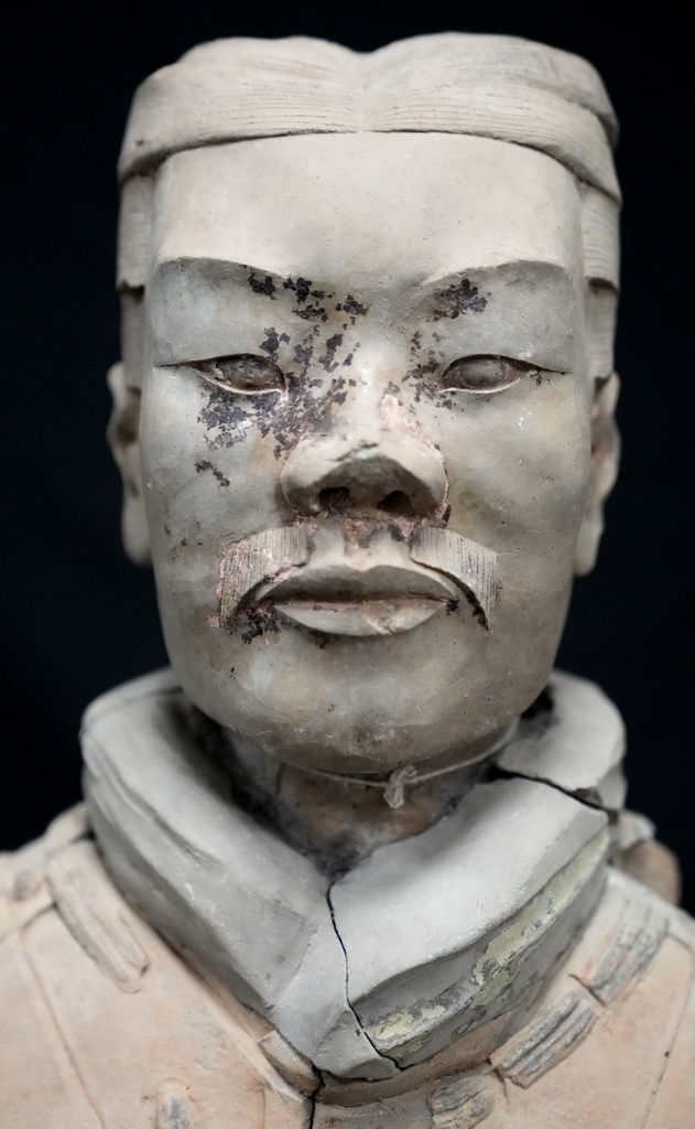 這是秦俑臉部和衣領上的彩繪還原修復后的樣貌（8月23日攝）。新華社記者 王毓國 攝
