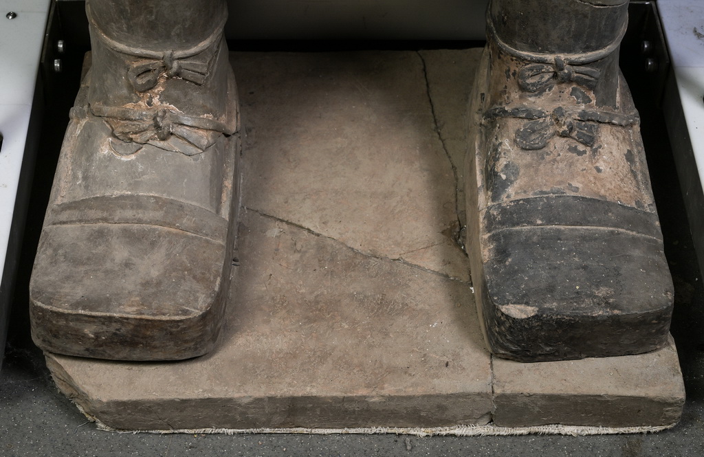在秦始皇帝陵博物院文物保護部彩色陶俑修復室內，一尊秦俑的雙腳被工匠塑造出細節（8月23日攝）。新華社記者 李賀 攝