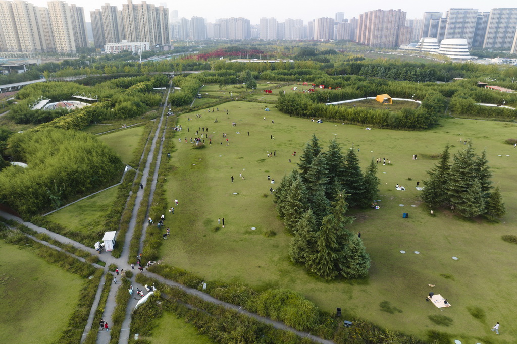 10月7日，市民在西安雁南公園內游玩（無人機照片）。