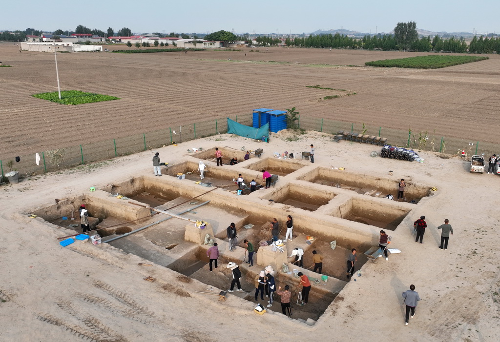 考古队员在河北省隆尧县柏人城遗址第四次考古发掘现场作业（10月8日摄，无人机照片）。