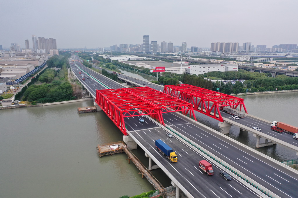 10月10日，车辆通过沪宁高速公路青阳港大桥（无人机照片）。