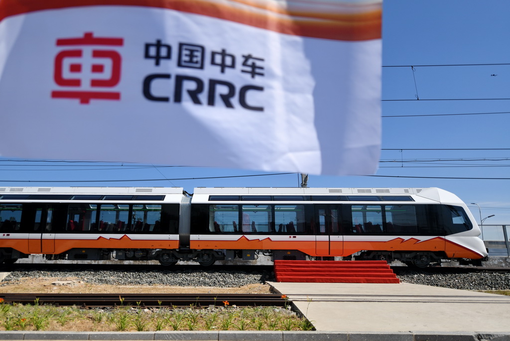 這是2023年6月6日在中車唐山公司內拍攝的中國中車出口阿根廷新能源輕軌車。當日，中國中車出口阿根廷新能源輕軌車輛首列車在中車唐山公司下線，這也是我國新能源輕軌車輛首個出口項目。這款新能源輕軌車，具有可拓展多種動力模式、靈活可變編組等功能，將服務於阿根廷胡胡伊省。新華社記者 牟宇 攝