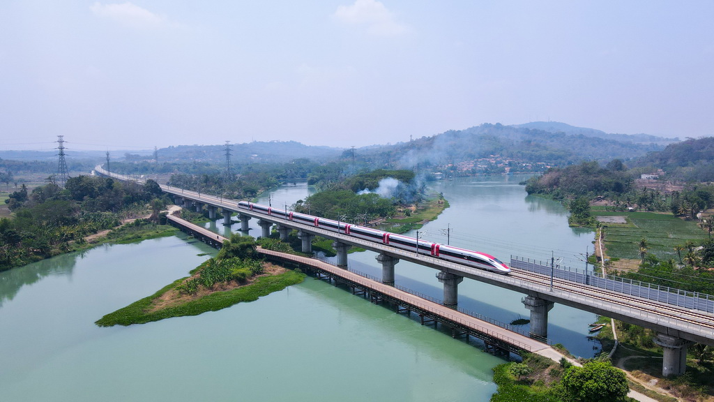 這是2023年9月30日在印度尼西亞普哇加達拍攝的一列行駛中的雅萬高鐵高速動車組（無人機照片）。雅萬高鐵是印尼和東南亞第一條高速鐵路，是中印尼兩國高度關注的共建“一帶一路”旗艦項目。新華社記者 徐欽 攝