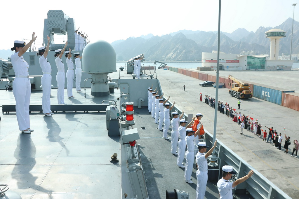 10月14日，中國海軍第44批護航編隊結束對阿曼的友好訪問離開馬斯喀特，編隊官兵在甲板分區列隊向碼頭送行人員揮手告別。新華社發（張元虎 攝）