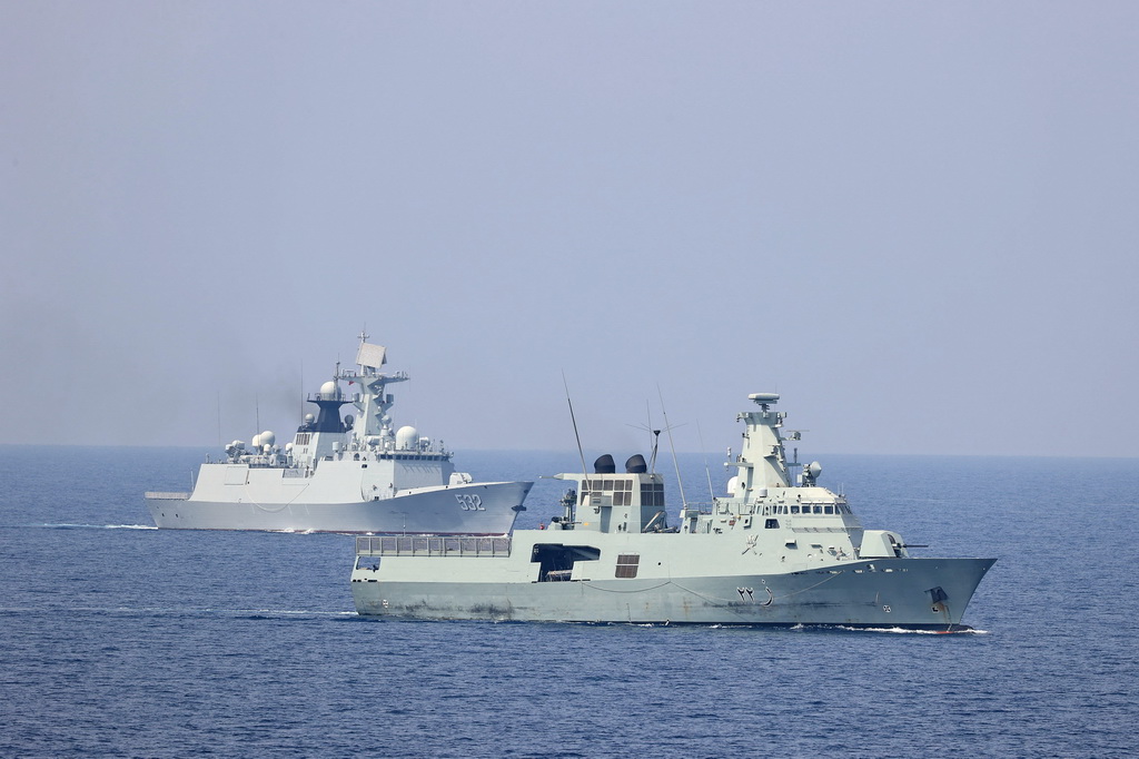 10月14日，中国海军第44批护航编队在阿曼马斯喀特附近海域与阿曼皇家海军舰艇进行编队运动演练。新华社发（方思航 摄）