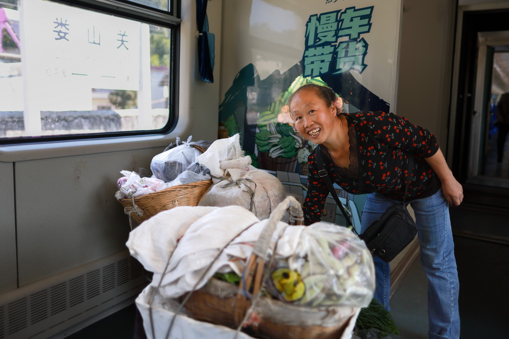 10��17�գ�����Я��ũ��Ʒ��¦ɽ��վ����5630���г���