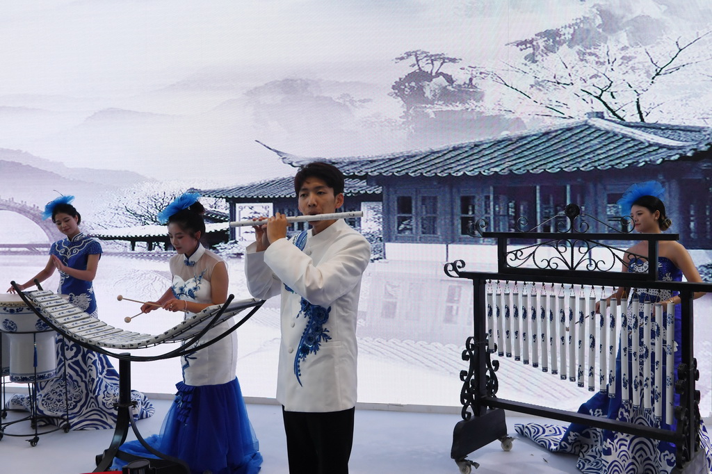 10月18日，演員在瓷博會現場演奏陶瓷樂器。新華社記者 馬寧 攝