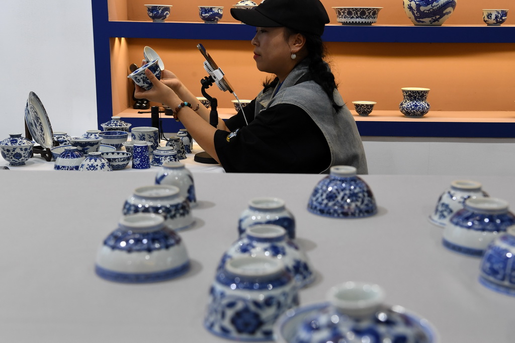 10月18日，一名參展商在瓷博會現場進行網絡直播銷售。新華社記者 馬寧 攝