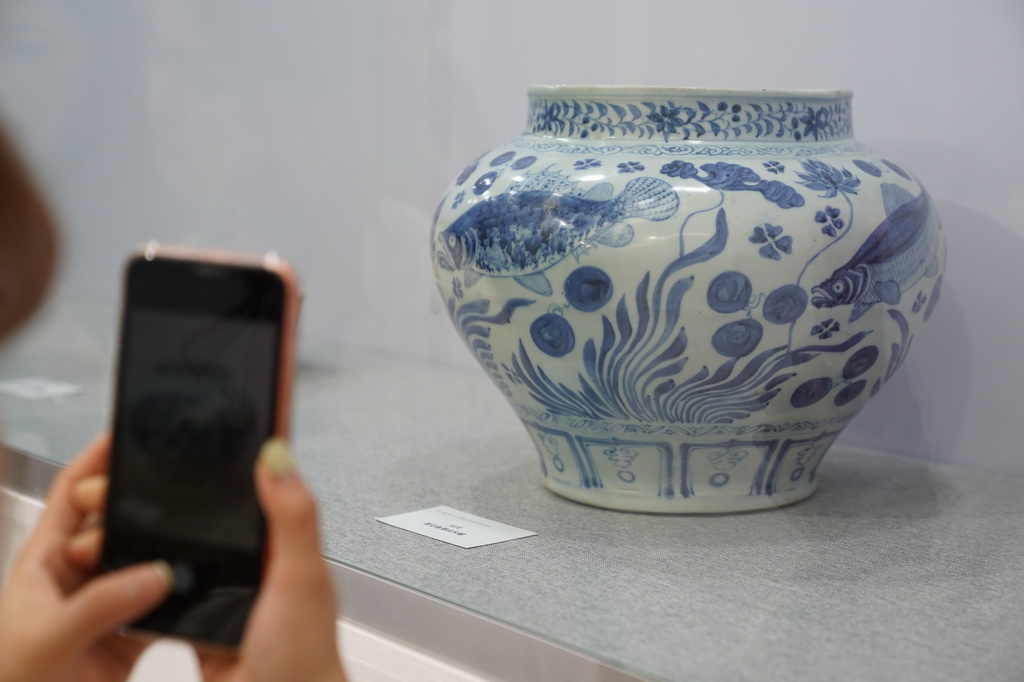 10月18日，參觀者在瓷博會現場舉辦的第六屆世界華人收藏家大會瓷器精品展上拍攝展品。新華社記者 周密 攝
