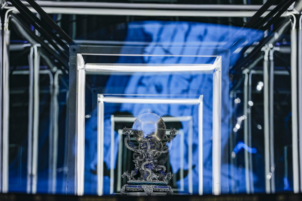 10月18日，在第81屆世界科幻大會主場館——成都科幻館內，兩名觀眾從藝術裝置作品《共生紀元》前走過。新華社記者 沈伯韓 攝