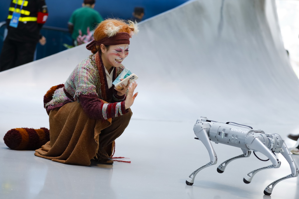 10月18日，在第81屆世界科幻大會主場館——成都科幻館內，一名演員與機器狗互動。新華社記者 沈伯韓 攝