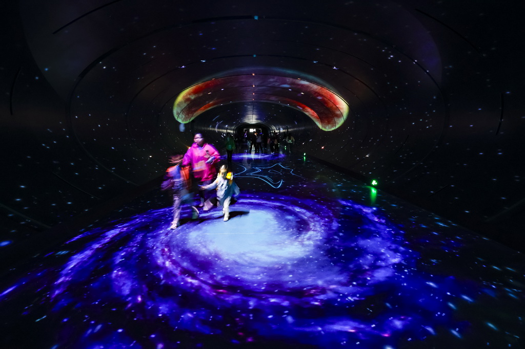 10月18日，在第81屆世界科幻大會主場館——成都科幻館內，人們走在“時空隧道”內。新華社記者 沈伯韓 攝