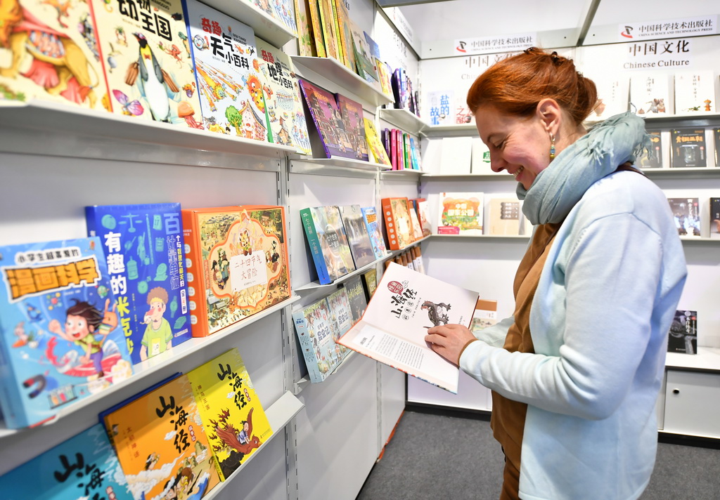 10月18日，一名參觀者在德國法蘭克福書展中國展區參觀。