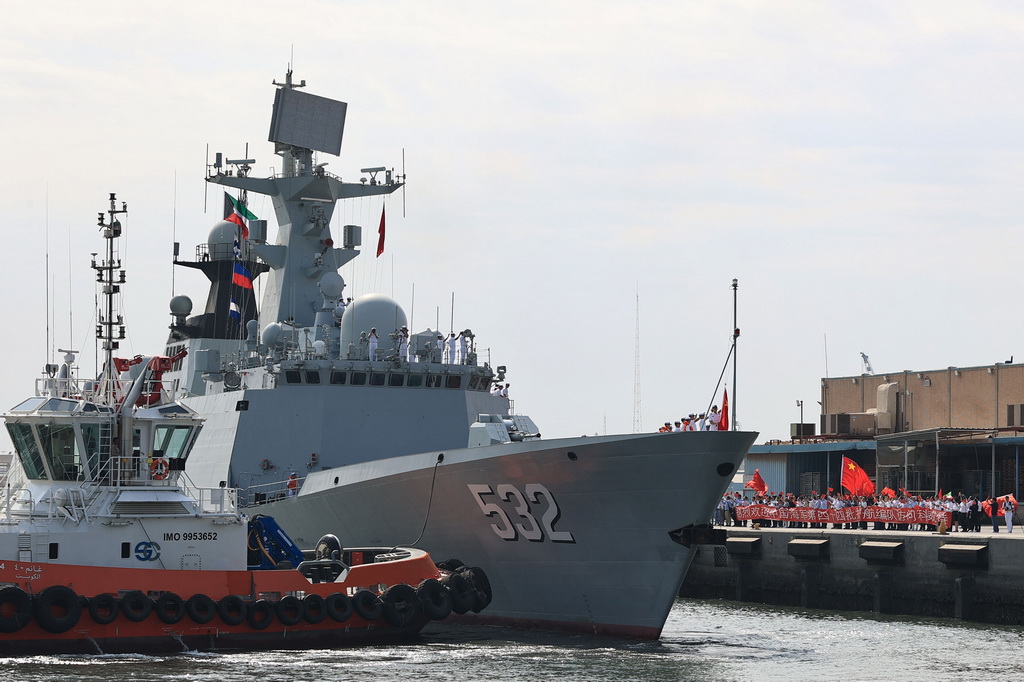 中國海軍第44批護航編隊荊州艦緩緩駛入科威特舒韋赫港（10月18日攝）。新華社發（方思航 攝）