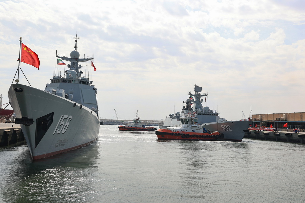 中国海军第44批护航编队淄博舰、荆州舰依次缓缓驶入科威特舒韦赫港（10月18日摄）。新华社发（方思航 摄）