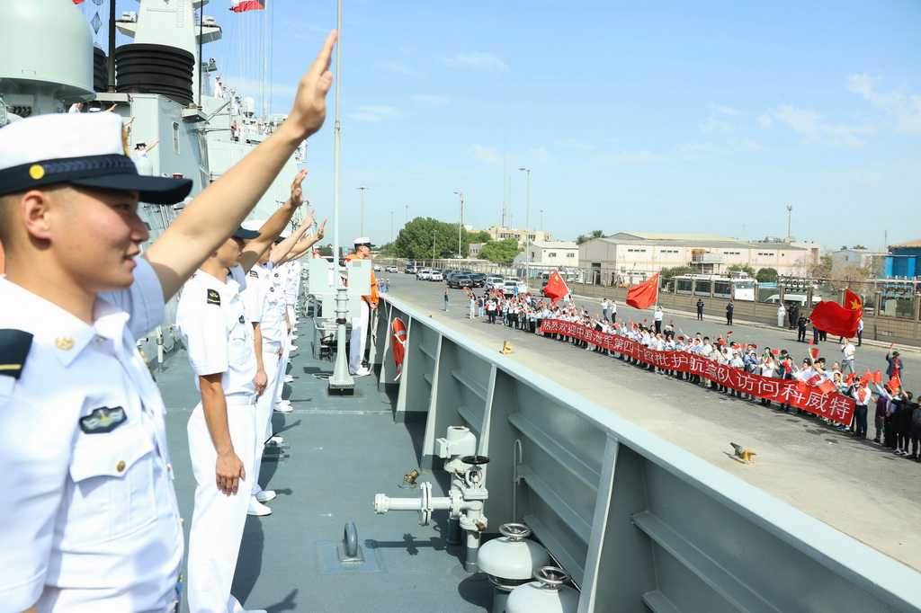 中國海軍第44批護航編隊抵達科威特進行友好訪問，編隊淄博艦官兵向碼頭歡迎人員揮手致意（10月18日攝）。新華社發（張元虎 攝）