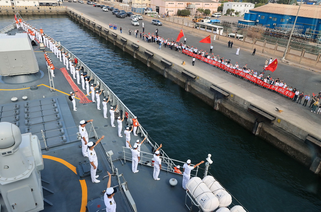 中國海軍第44批護航編隊抵達科威特進行友好訪問，編隊淄博艦官兵向碼頭歡迎人員揮手致意（10月18日攝）。新華社發（方思航 攝）