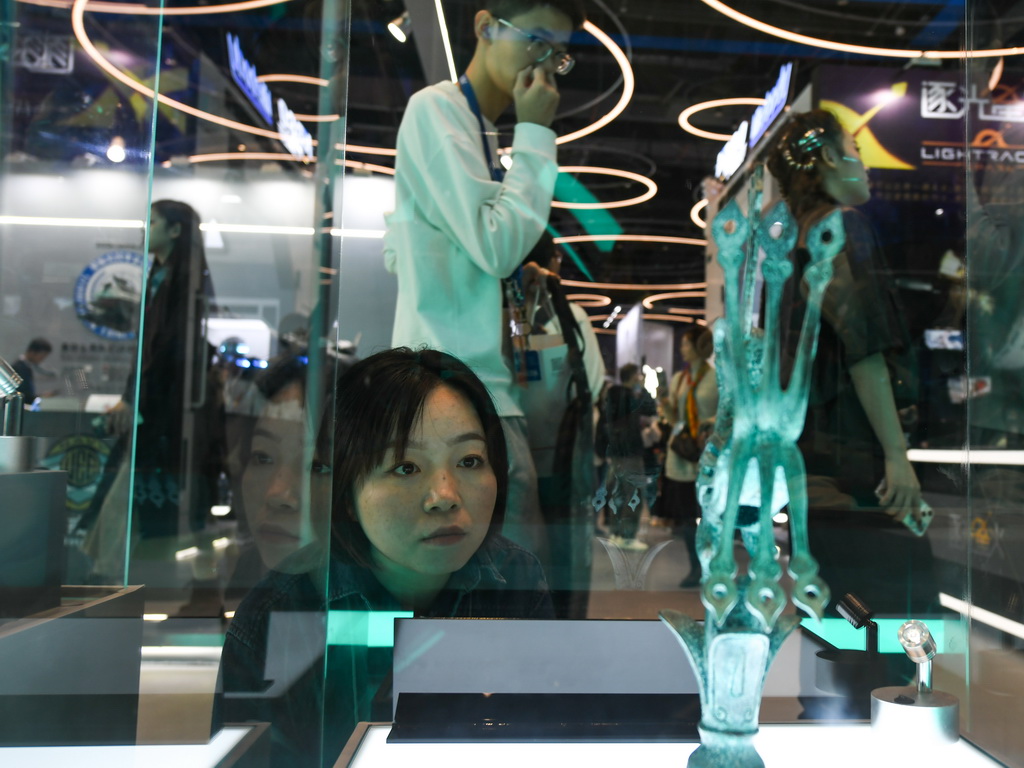10月19日，在2023成都世界科幻大會主題展覽上，觀眾在參觀三星堆遺址出土文物的仿制品。
