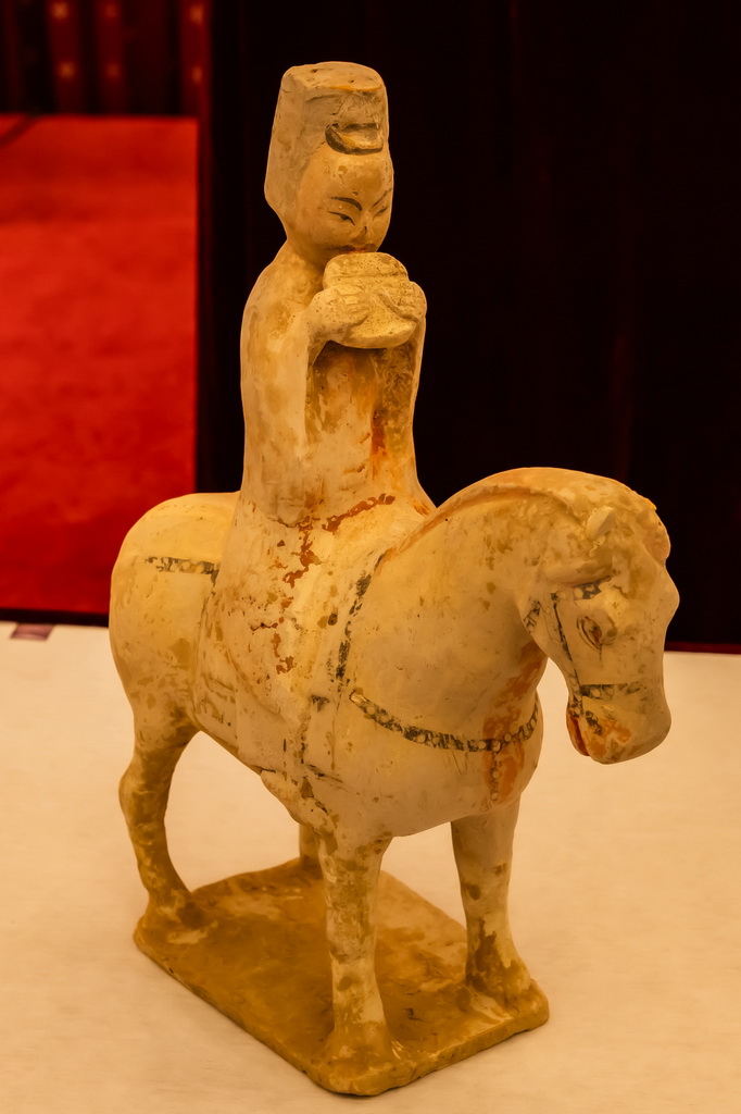 10月25日，在澳大利亚首都堪培拉，中国驻澳大利亚大使馆展示澳返还的北朝至唐彩绘陶制人物骑马俑。