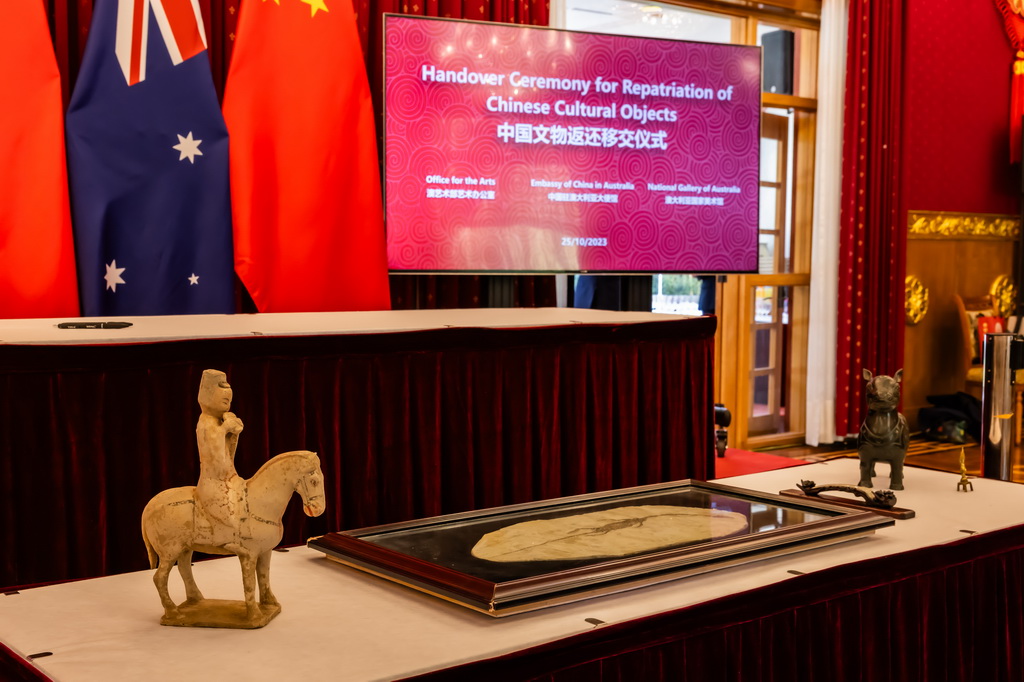 10月25日，在澳大利亞首都堪培拉，中國駐澳大利亞大使館展示澳返還的流失文物與化石。