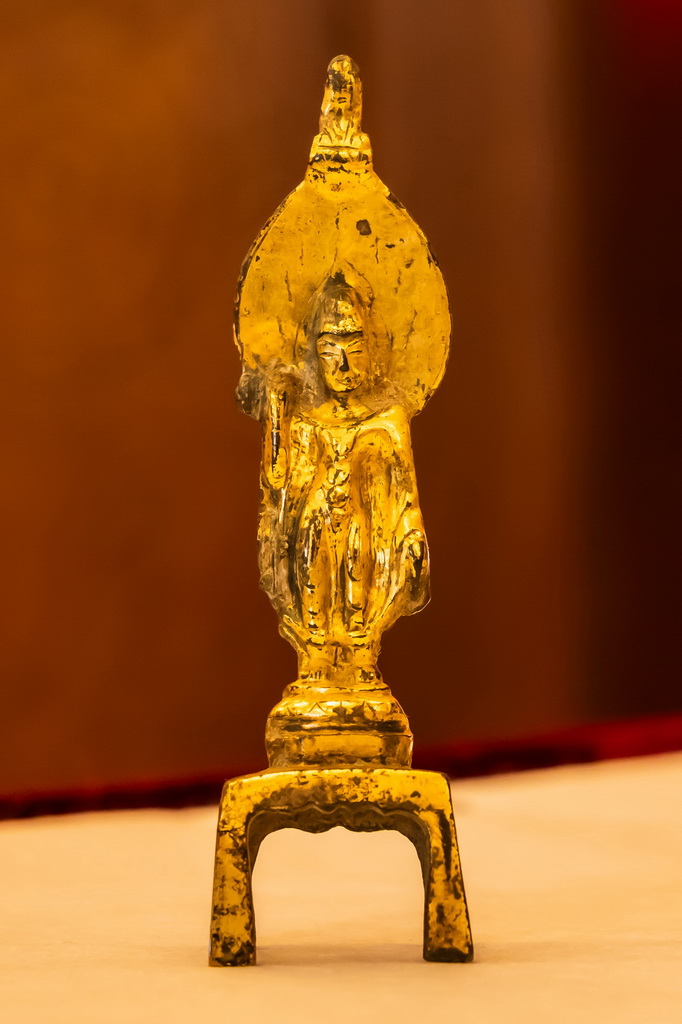 10月25日，在澳大利亚首都堪培拉，中国驻澳大利亚大使馆展示澳返还的隋晚期至唐铜鎏金佛立像。