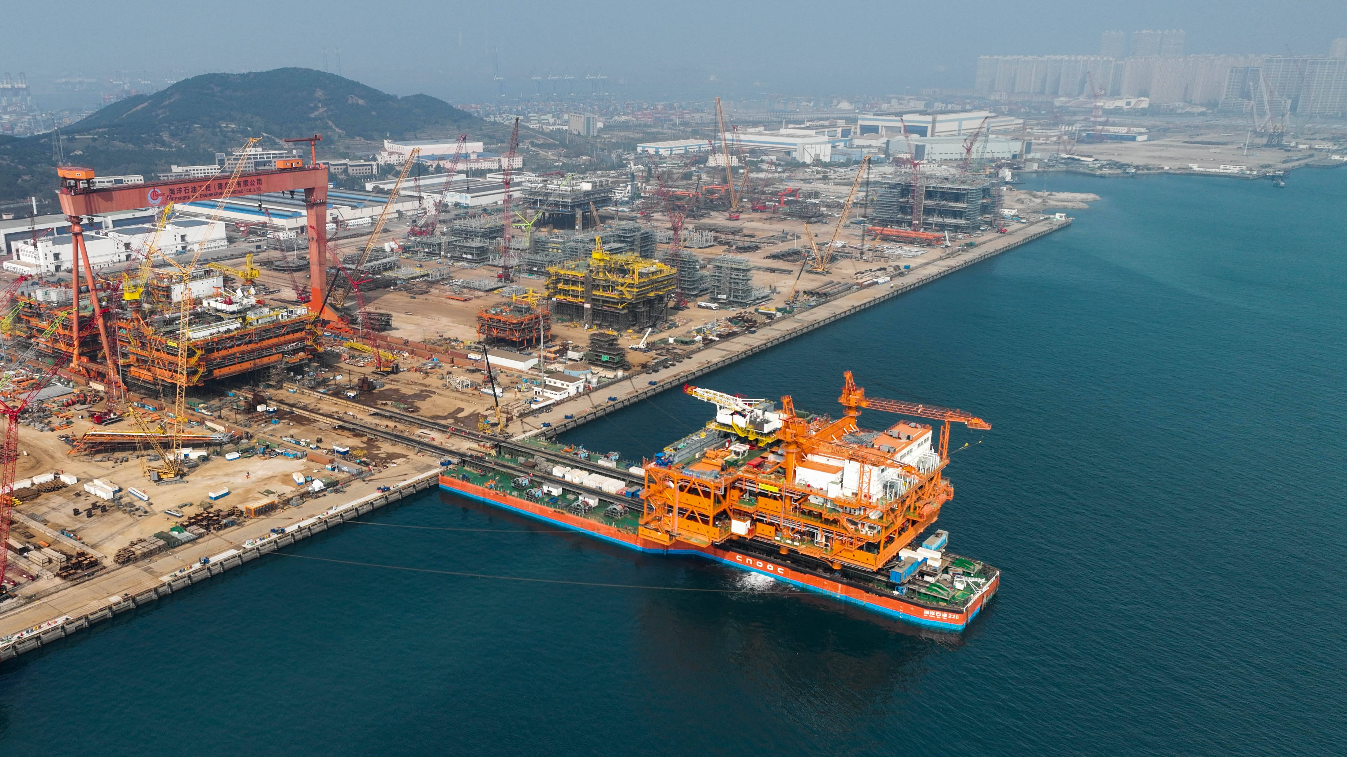 10月26日在青岛建造现场拍摄的埕北油田中心平台（无人机照片）。平台装船后将赴渤海西部海域，进入海上安装和调试阶段。