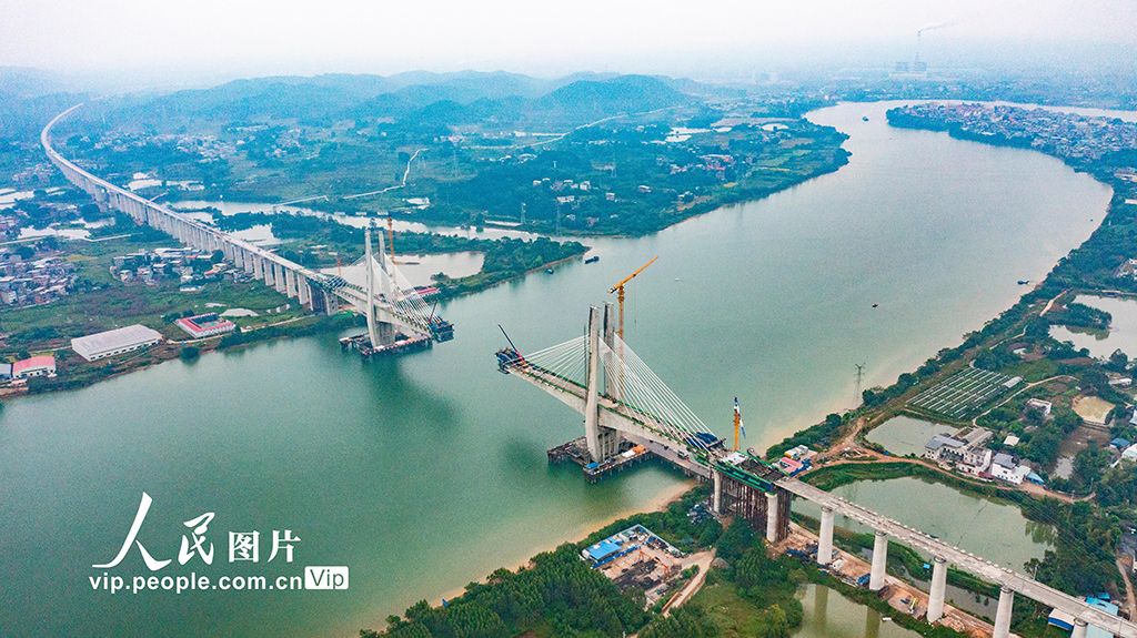  Nanning, Guangxi: construction of Liujing Yujiang Bridge is in full swing