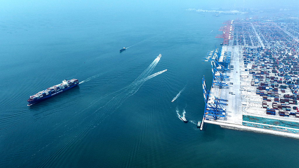10月26日拍攝的緊張作業的欽州港（無人機照片）。