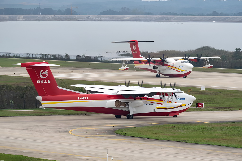 10月27日，两架AG600M灭火机即将从湖北荆门漳河机场起飞，赴模拟火场执行灭火任务。 新华社发（中国航空工业集团供图）