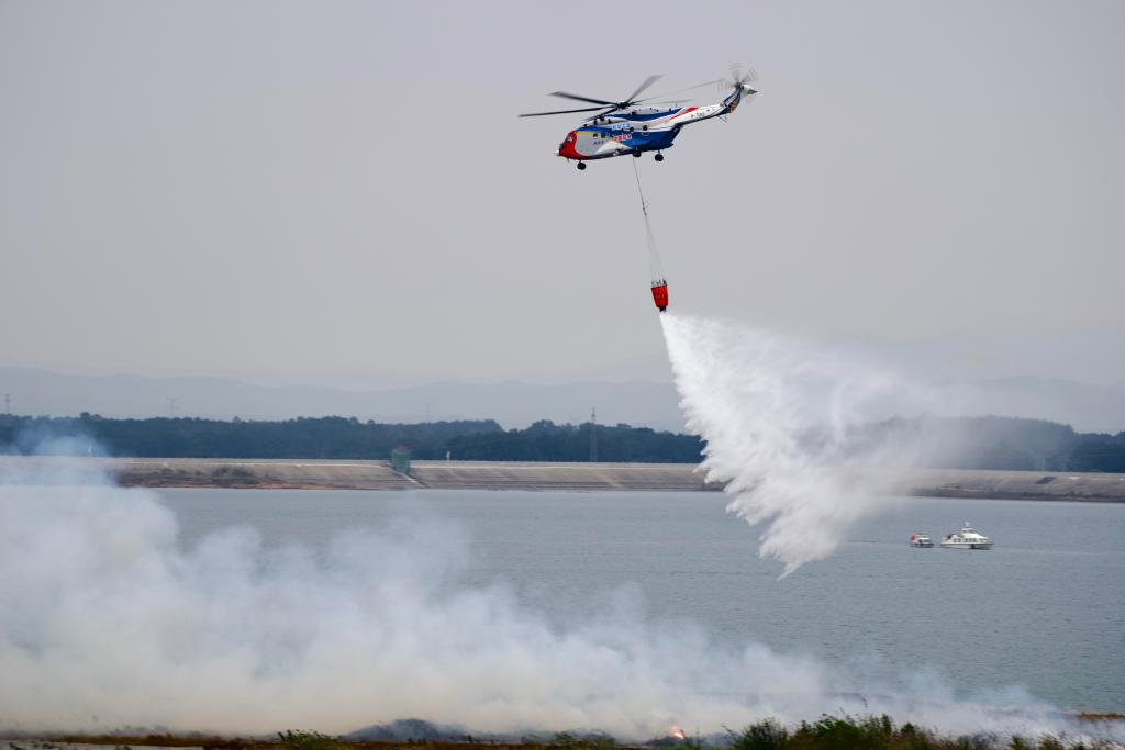 10月27日，AC313直升机在湖北荆门漳河机场执行吊桶取水灭火任务。 新华社发（中国航空工业集团供图）