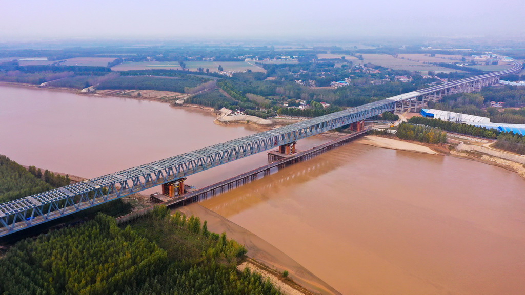 10月28日拍攝的合龍后的聊（城）泰（安）鐵路黃河公鐵橋（無人機照片）。