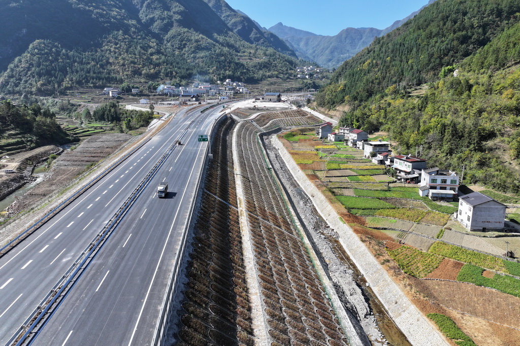 巫镇高速公路三标段施工现场（11月1日摄，无人机照片）。