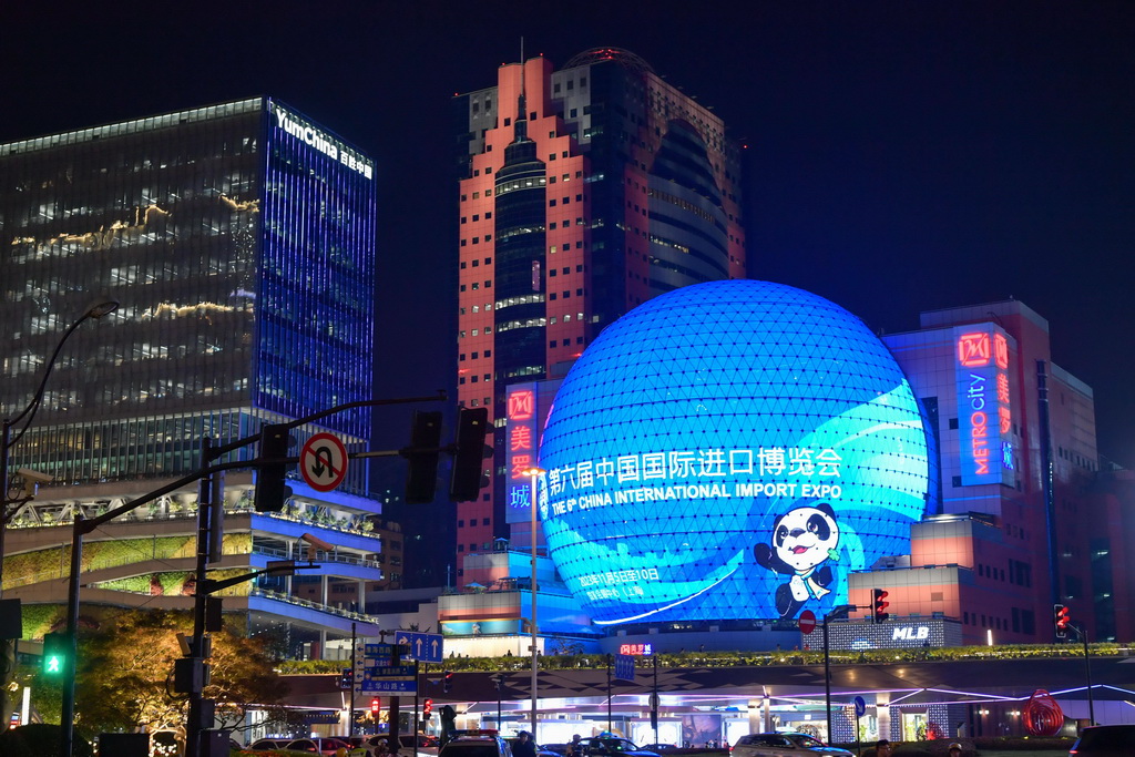 11月3日，上海徐汇区美罗城的巨型“水晶球”展示第六届进博会海报。新华社记者 孟涛 摄