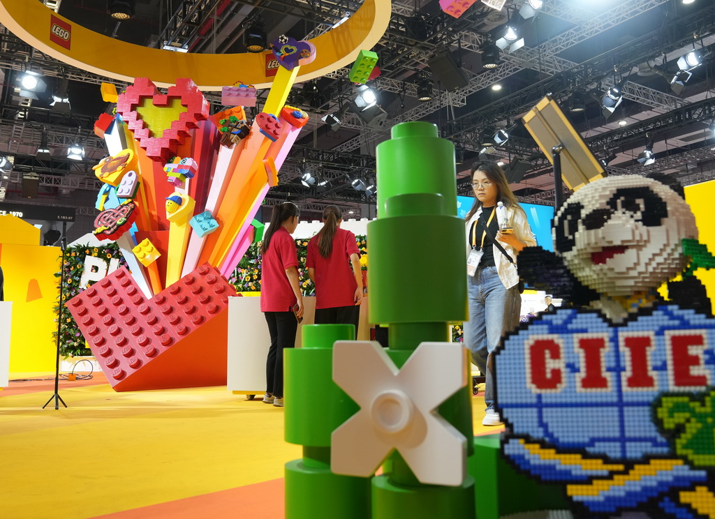 11月5日在第六届进博会消费品展区乐高集团展台拍摄的“玩乐之心”主题装置。新华社记者 丁汀 摄