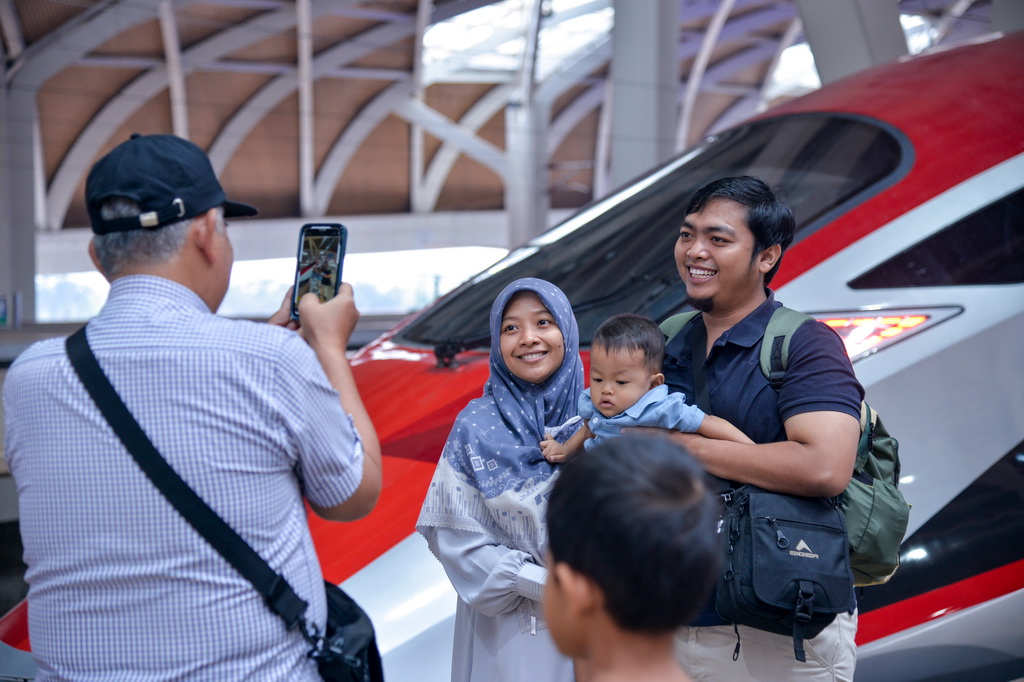 11月5日，在印度尼西亚雅加达哈利姆站，人们和雅万高铁高速动车组合影。