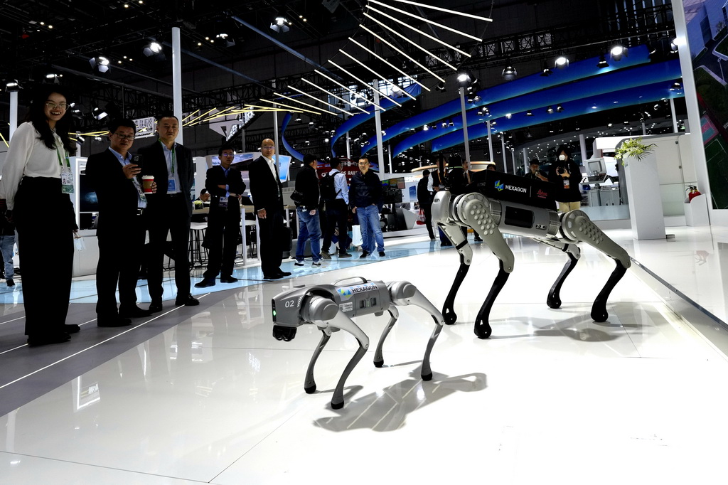 11月7日，在第六屆進博會技術裝備展區，觀眾在觀看海克斯康展示的智能機器狗。新華社記者 張建鬆 攝
