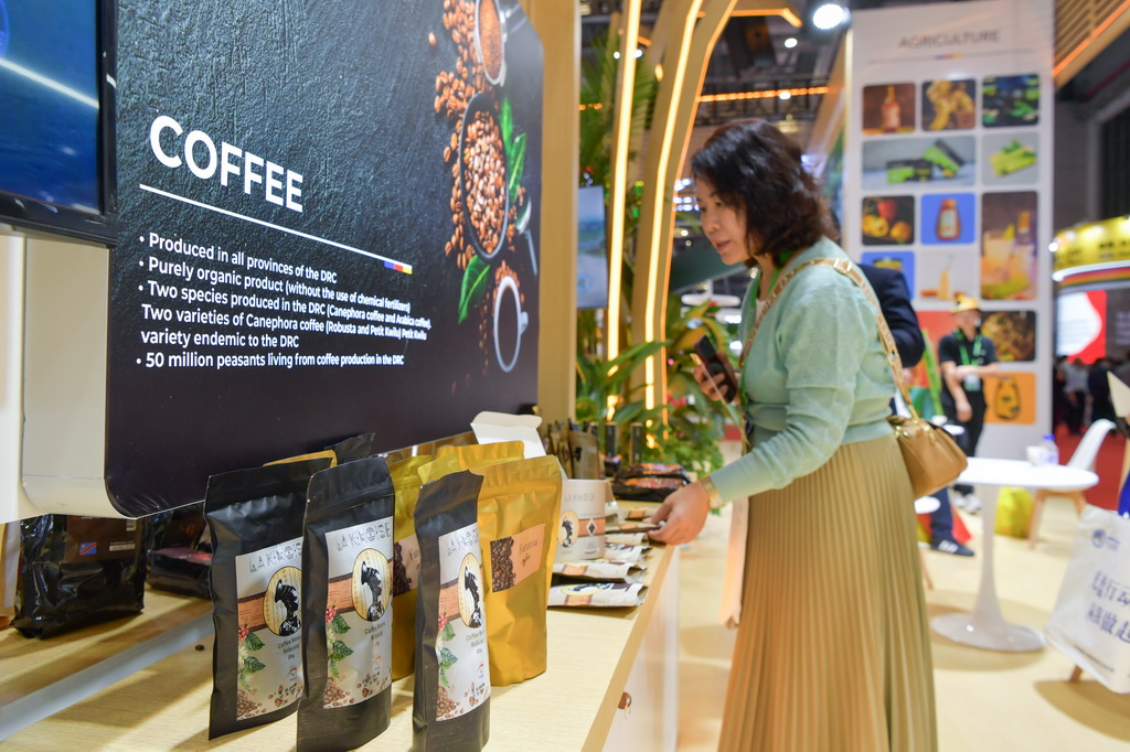 11月8日，在第六屆進博會國家展剛果民主共和國館，觀眾在了解咖啡產品。新華社記者 孟濤 攝