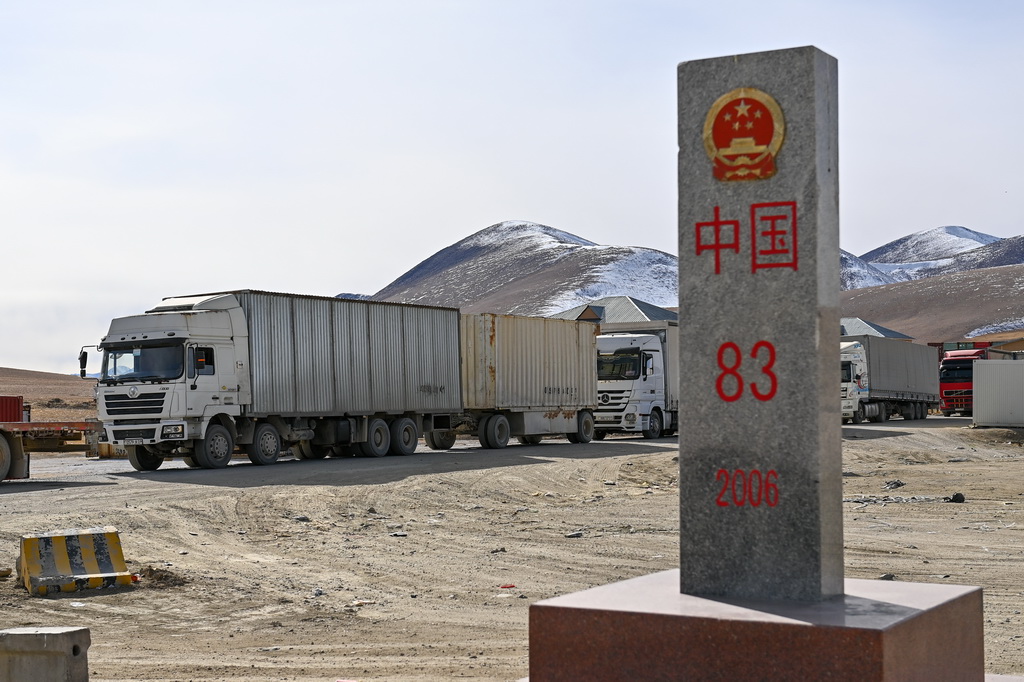 入境貨車進入新疆卡拉蘇口岸（11月6日攝）。新華社記者 丁磊 攝