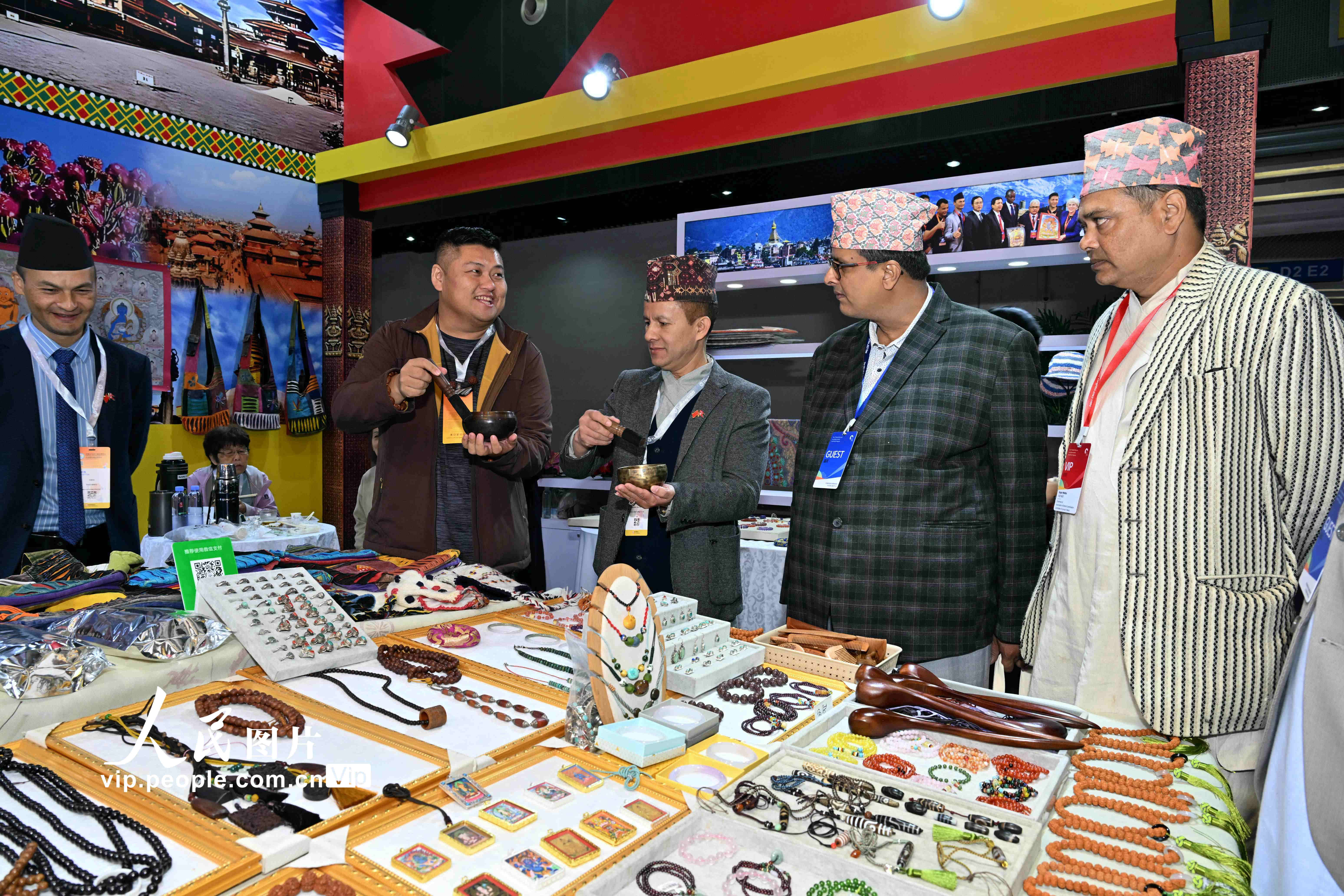2023中国义乌进口商品博览会尼泊尔展区，尼泊尔客商现场展示当地传统手工艺品。