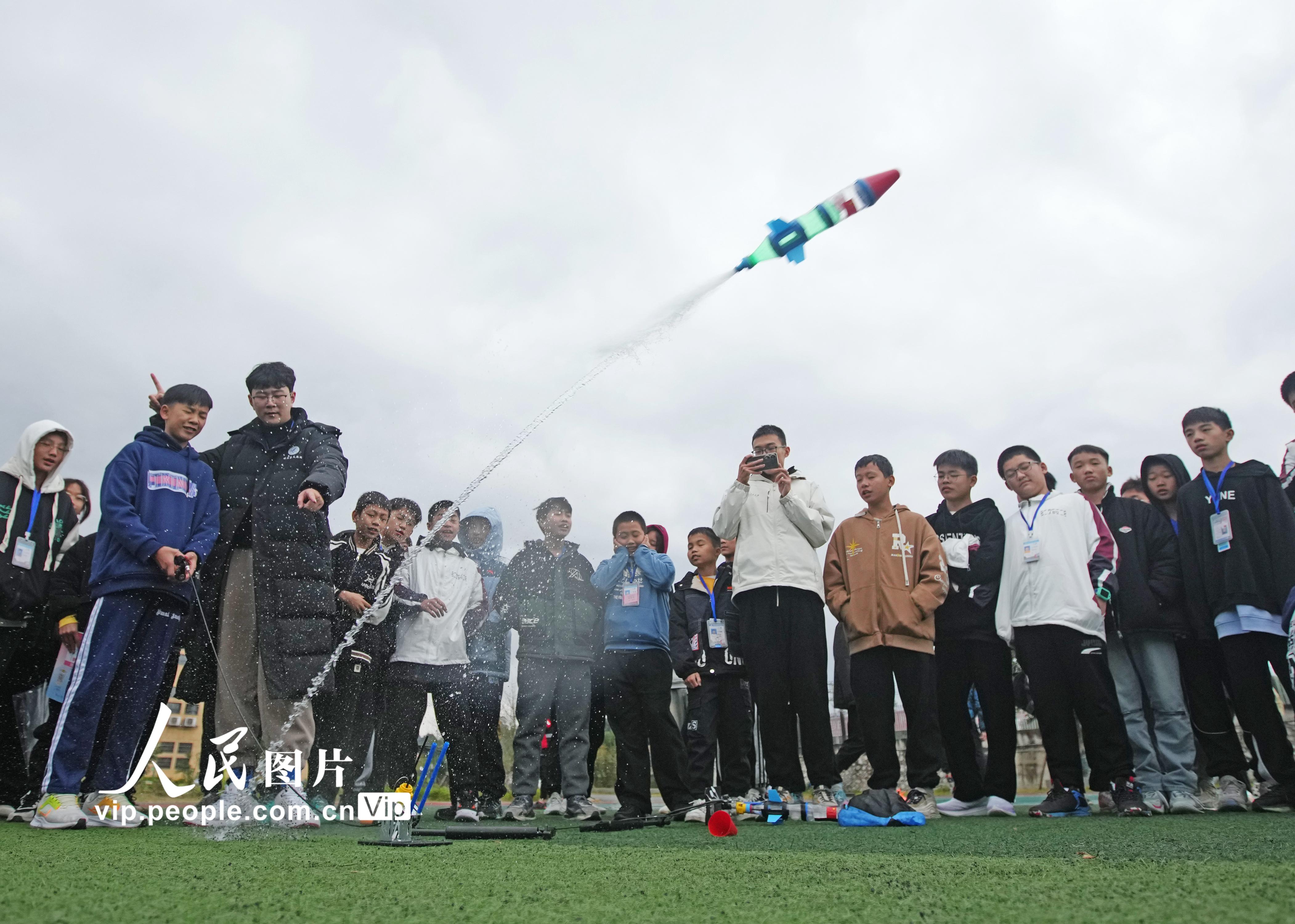 11月13日，在广西柳州市融水苗族自治县思源实验学校，学生们体验放飞水火箭。