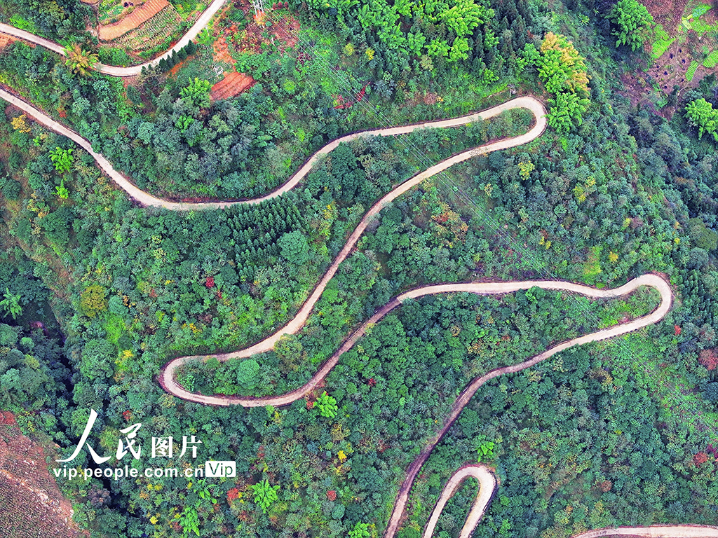 云南绥江：悬崖上的“挂壁公路”