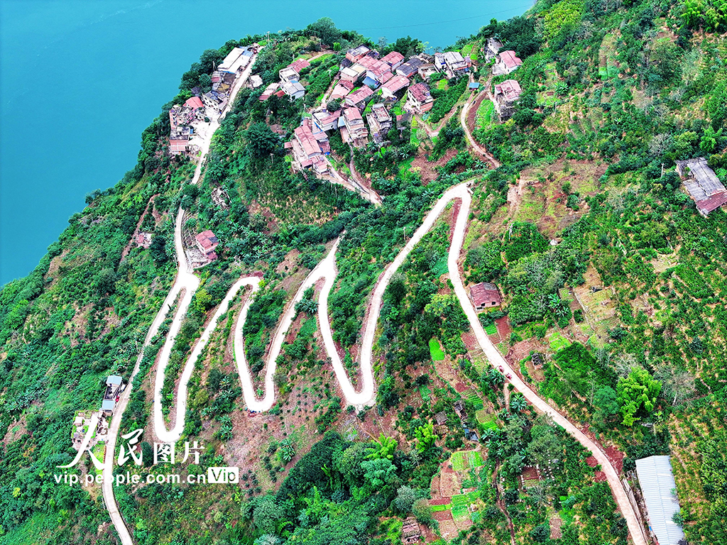 云南绥江：悬崖上的“挂壁公路”【4】