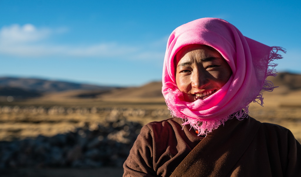 這是生活在西藏當雄縣納木湖鄉達布村的牧民芝嘎措姆（11月10日攝）。新華社發（丁增尼達 攝）