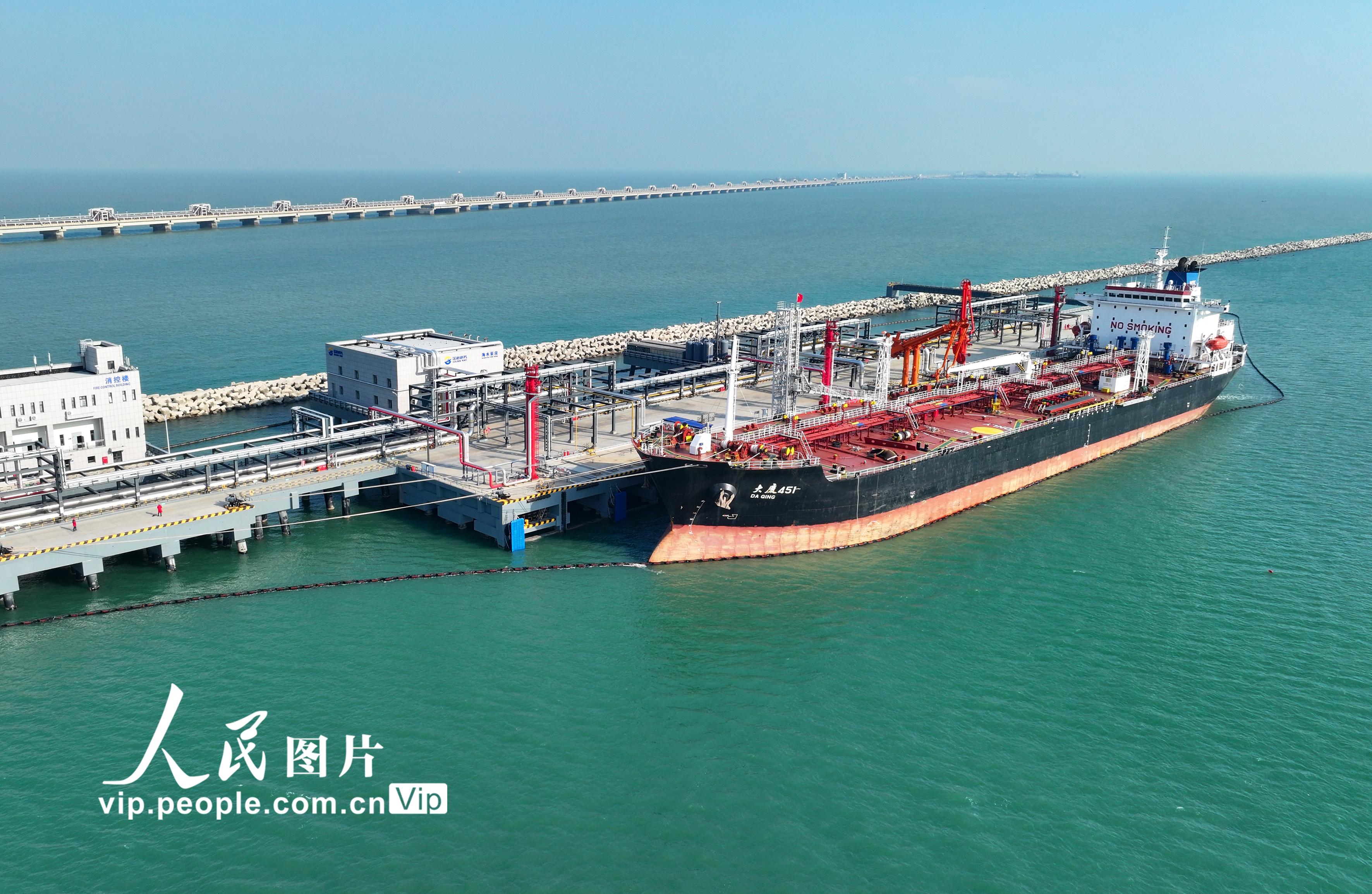 11月14日上午，在東營港寶港國際2×10萬噸級原油碼頭6#泊位，首艘裝載5萬噸原油的“大慶451”輪正在進行靠泊作業，標志著該碼頭正式投用。