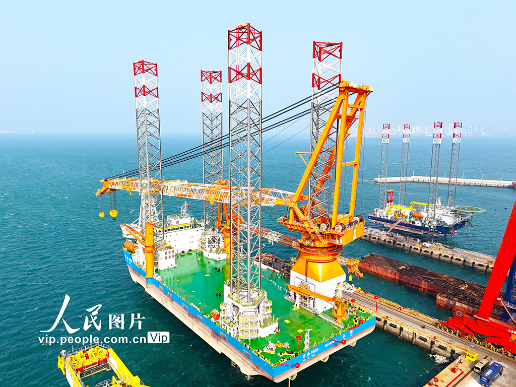 山东青岛：1600吨海上风电安装平台交付