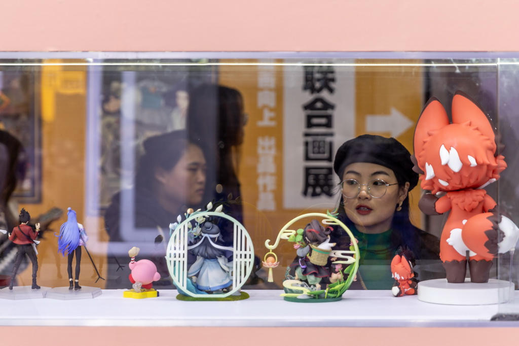 11月16日，人們在上海市閔行區展位觀看當地文創公司的手辦。