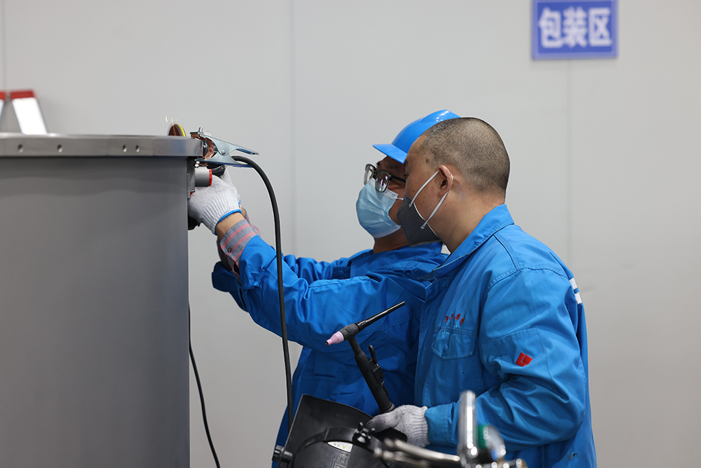 11月11日，江苏省南通舟舰钣金有限公司车间，工人在对单晶炉产品进行包装。人民网记者 张武军摄