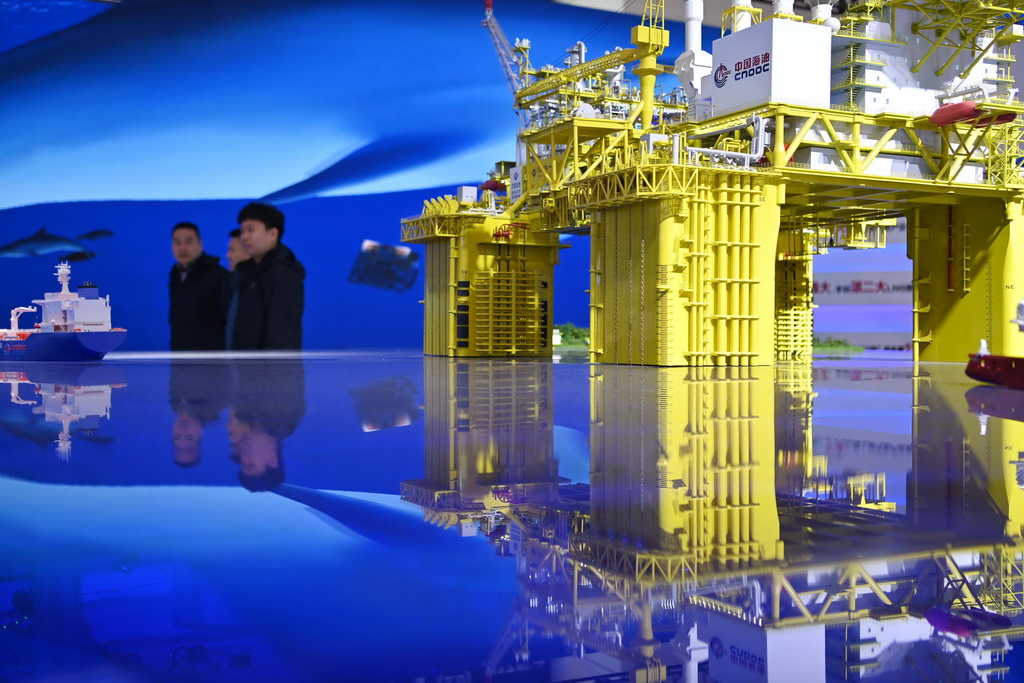 11月17日，观众在参观“深海一号”能源站模型。新华社记者 李然 摄